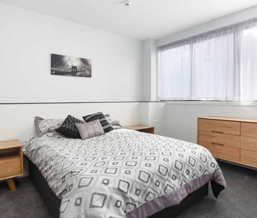 Inner City Living At Its Best - Photo 3