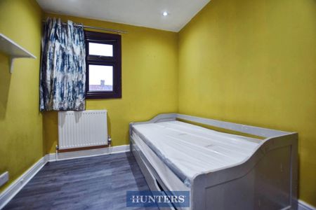 3 bedroom end of terrace house to rent - Photo 2