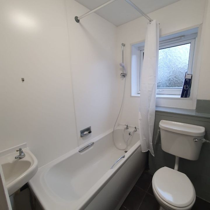 Studio Flat, Kensington Court, M7 - Photo 1