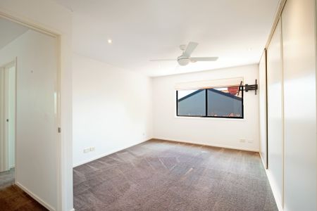Stunning 2 Storey Townhouse - Photo 4