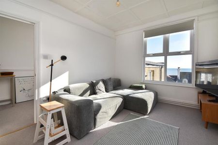 4 bedroom flat to rent - Photo 4