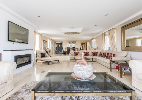 Contemporary-style villa on a large plot with sea views in Elviria