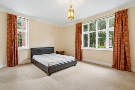 Set within the private and gated Ross Court, this substantial three-bedroom apartment extends to over 1,500 sqft and offers an unusually generous sense of space. - Photo 5