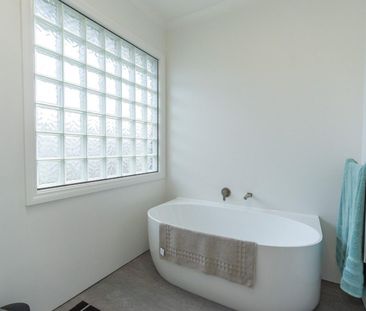 Stunning central family home - Photo 1