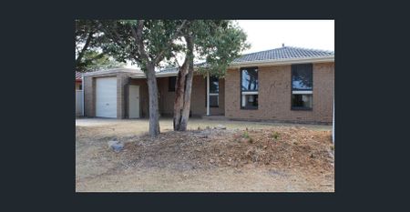 Family Home Close to the Shops & Beach! - Photo 2