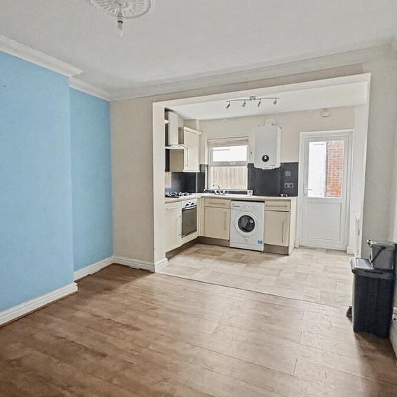 3 bedroom end of terrace house to rent - Photo 1