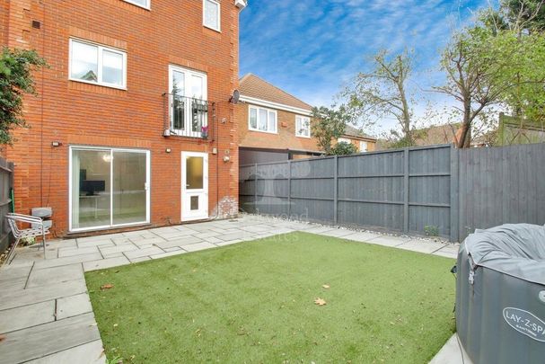 4 bedroom end of terrace house to rent - Photo 1