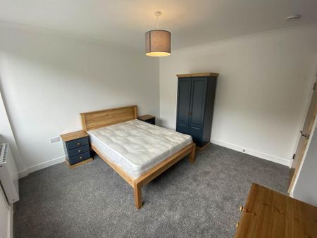 3 bedroom flat to rent - Photo 3