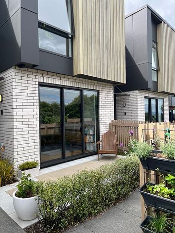 Low Maintenance Contemporary Townhouse - Photo 2