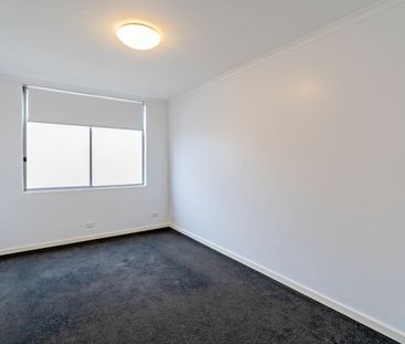 MODERN TWO BEDROOM APARTMENT - Photo 2