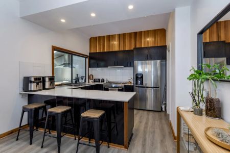 Charming in the Heart of Golden Square - Photo 3