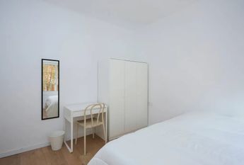 Carrer de Neopàtria, Barcelona, Catalonia 08030