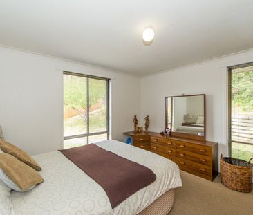 Modern Three Bedroom Home - Photo 5