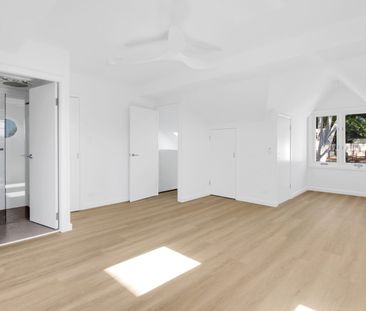 Beautifully Refurbished Three-Bedroom Townhouse in a Prime Glebe Lo... - Photo 2