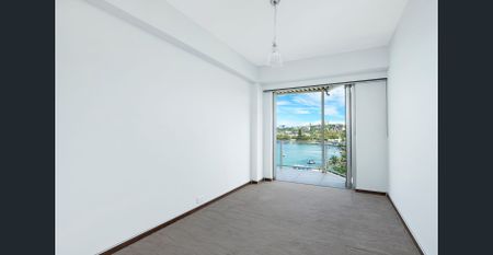 Water views from every window! - Photo 2