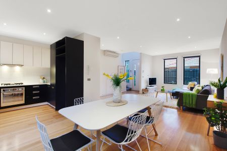 Stylish Townhouse with Private Courtyard - Photo 4