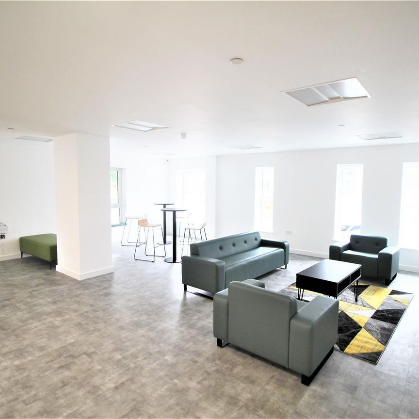 London Road, Crawley - Photo 1