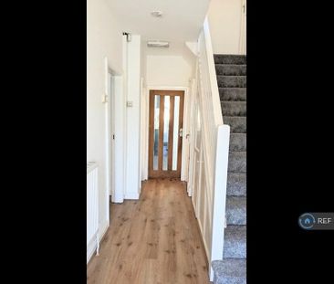 4 bedroom semi-detached house to rent - Photo 5