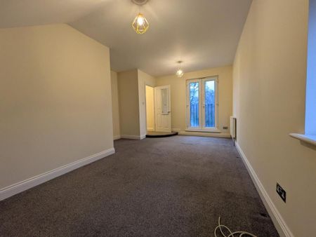 4 bedroom semi-detached house to rent - Photo 2
