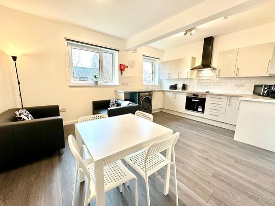 4 bedroom flat to rent - Photo 1