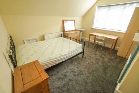 To Rent Sea Road, Boscombe, Bournemouth, BH5 £2,748 pcm Tenancy Info - Photo 4