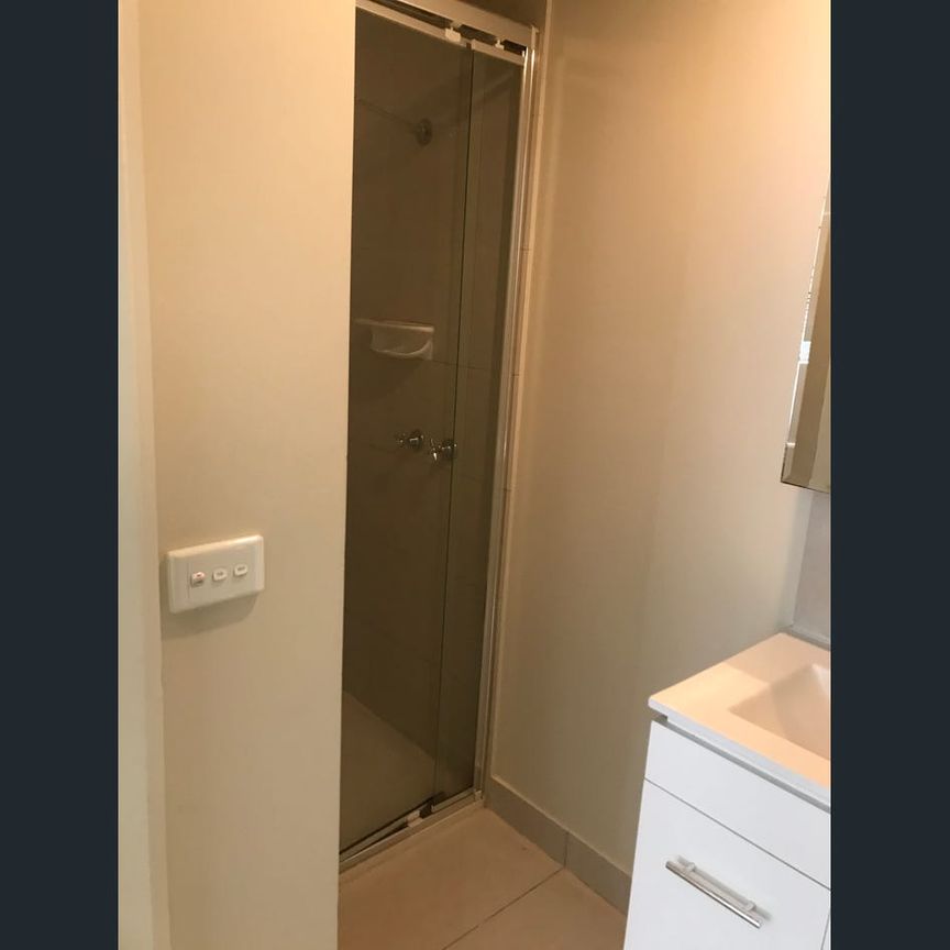 STUDIO APARTMENT WITH PRIVATE BATHROOM AND KITCHEN - fully furnished and all bills included. - Photo 1