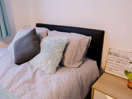 Dumbarton Close Middle Floor Back Bedroom - Photo 3