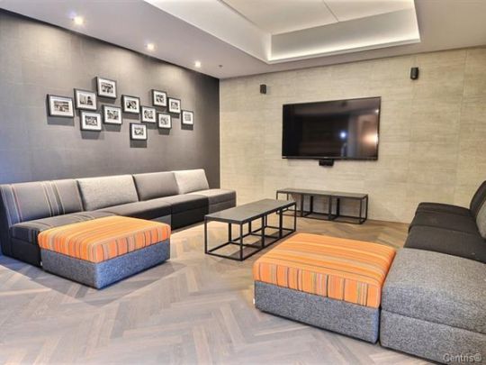 Superbe condo moderne offert complètement meublé - Photo 1