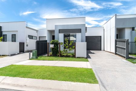 Low Maintenance Living in Award Winning Family Friendly Estate! - Photo 2