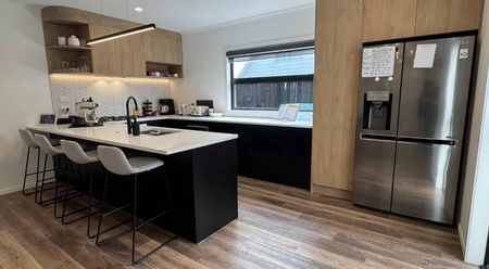 Stunning Three Bedroom in Sought After Queenwood - Photo 5