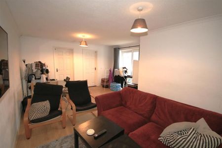 5 bedroom semi-detached bungalow to rent - Photo 2