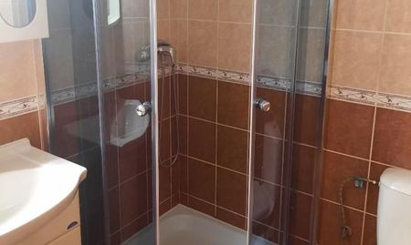 Zariadený menší 1-izb. byt, 28 m², kompletná rekonštrukcia, internet, parkovanie, kuchyňa samostatná, na Trnavskej ceste v Ružinove - Fotografia 5