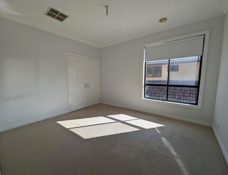 SPACIOUS FAMILY HOME - Photo 3