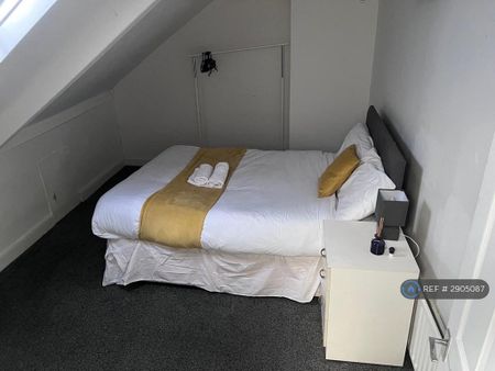 4 bedroom terraced house to rent - Photo 3