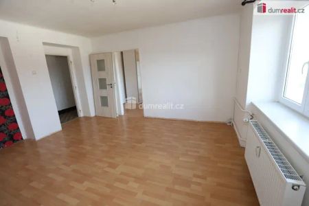Udržovaný byt 2+1 ve druhém patře cihlové budovy v Ostrově - Photo 4