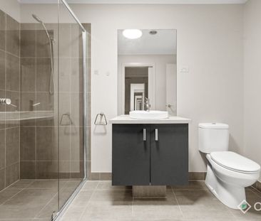 CENTRALLY LOCATED MODERN RESIDENCE - Photo 2