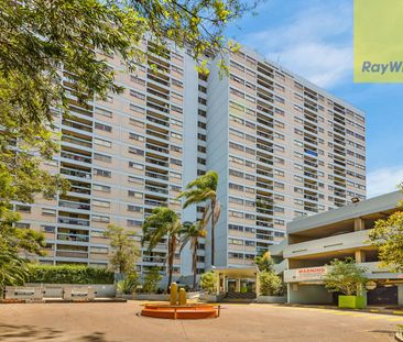 PANORAMIC SKYLINE VIEWS FROM BRIGHT APARTMENT - Photo 2