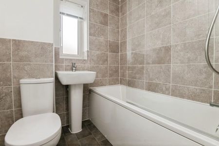 3 bedroom semi-detached house to rent - Photo 4