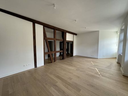 À LOUER ! Très beau et lumineux 6 pièces entièrement rénové idéalement situé dans le Carré d'Or de Strasbourg dans une belle cour intérieure au calme - Photo 3