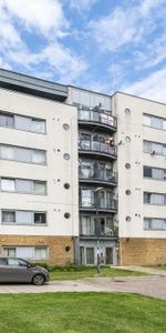 Flat to rent - Defence Close, London, SE28 - Photo 3