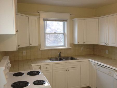 Bright and sunny 3 bedroom character suite one block from 13 ave strip - Photo 3