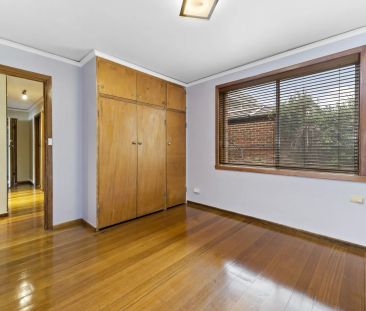 Spacious, Light-Filled Living Opposite Victoria Park in the Heart o... - Photo 2