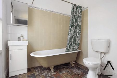 A refined 2 bed residence boasting character & prime location - Photo 5