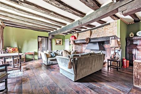 An incredibly charming and characterful home of historic significance set in the lush Kentish countryside - Photo 4