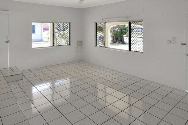 Spacious 6-Bedroom Family Home in Prime Location - Photo 1