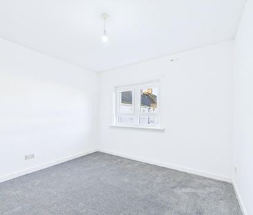 3 bedroom flat to rent - Photo 2