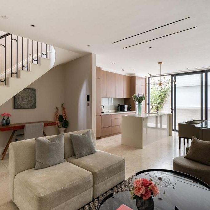 4 bedroom mews to rent - Photo 1