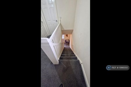 2 bedroom end of terrace house to rent - Photo 2