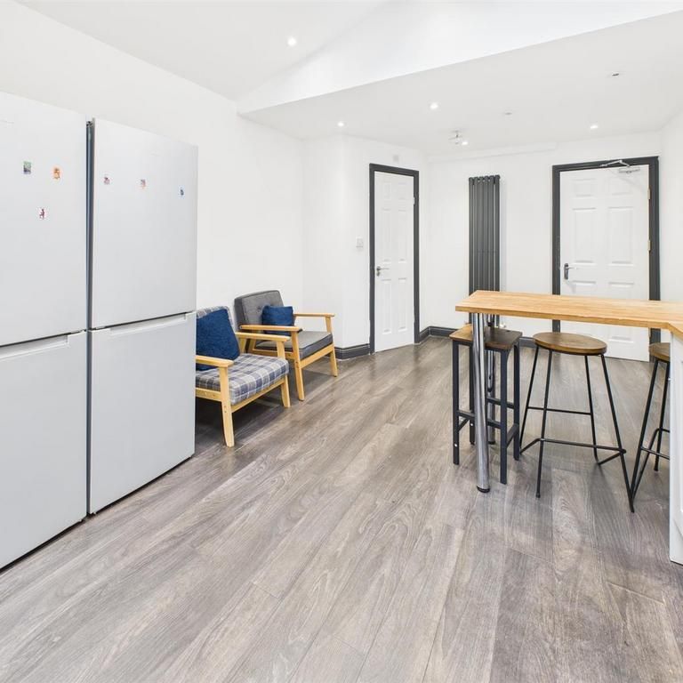 1 bedroom in a house share to rent - Photo 1