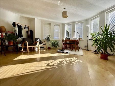 A two bedroom upper ground floor apartment situated in this favoured city centre location next to The Westgate. - Photo 4
